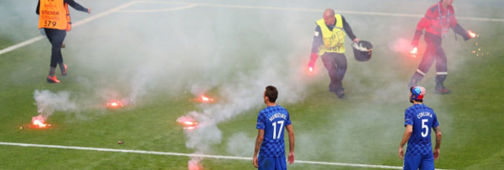 Хърватските футболисти трябваше да успокоят феновете, защото мачът щеше да бъде прекратен.