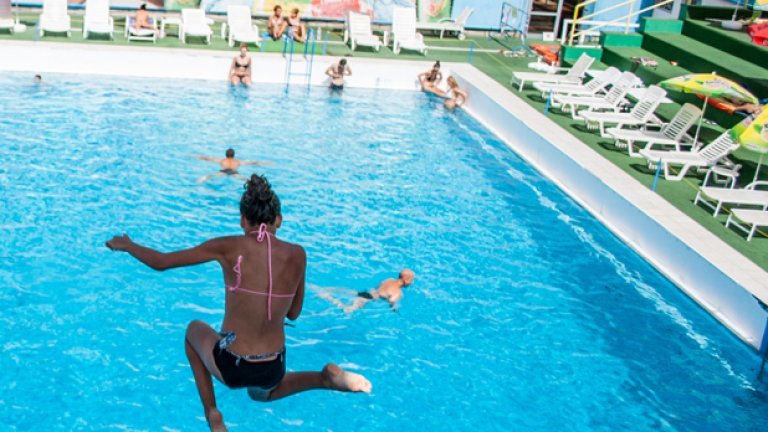 На открития басейн „Спартак“ водата е много чиста