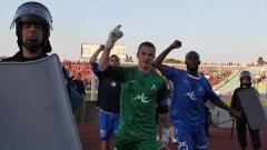 Със самоотвержените си спасявания вратарят Пламен Илиев бе играч на мача