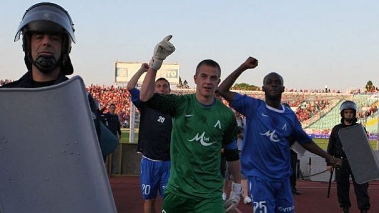 Сюлейман Диамутен (вдясно) може да бъде освободен от новия треньор на Левски Илиан Илиев