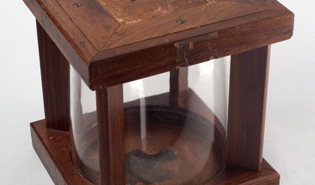 Glass_ballot_box_-_Smithsonian