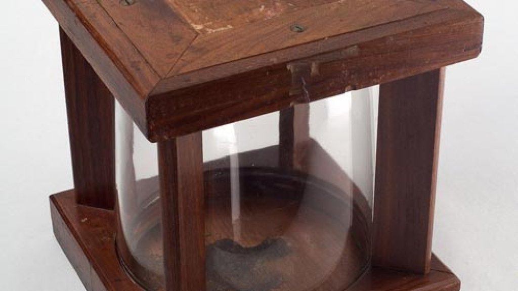 Glass_ballot_box_-_Smithsonian