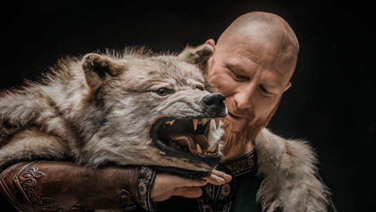 ФенрирФенрир е вълчеподобна порода куче или вълк – изобразява се и по двата начина. Той е дете на бог Локи от нордическата митология и точно като него причинява само щети. Причината е, че Фенрир израства до гигантски размери и трудно се контролира. Според легендите при идването на Рагнарьок - катаклизъм, при който ще загинат много от боговете - Фенрир ще бъде този, който ще разкъса бог Один.