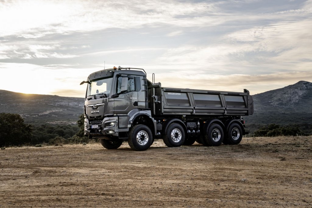 MAN TGS

MAN TGS е по-компактен и по-мощен - предлага едновременно по-голяма товароносимост и представяне на най-високо ниво. А чрез създадените по ваша мярка пакети за обслужване и сервиз от бранда успяват да осигурят ниско и прозрачно нивото на разходи за поддръжка на този впечатляващ камион.

С удобните си седалки MAN TGS осигурява комфорт на водача дори при най-неблагоприятните терени. А с иновативните си фукнции дори най-трудните задачи са улеснени. С възможността седалката на втория водач да се превърне в маса се освобождава още повече място за по-ефикасни почивки.