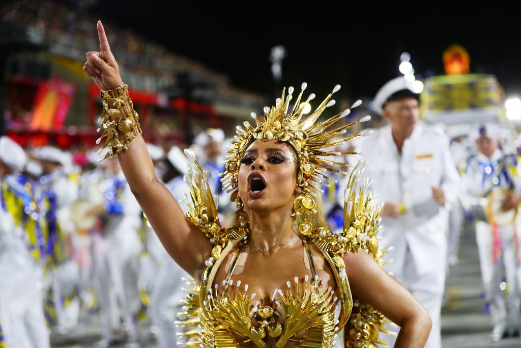 Наводненията в Бразилия помрачиха традиционния карнавал, но шоуто не може да спре