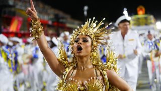 Наводненията в Бразилия помрачиха традиционния карнавал, но шоуто не може да спре
