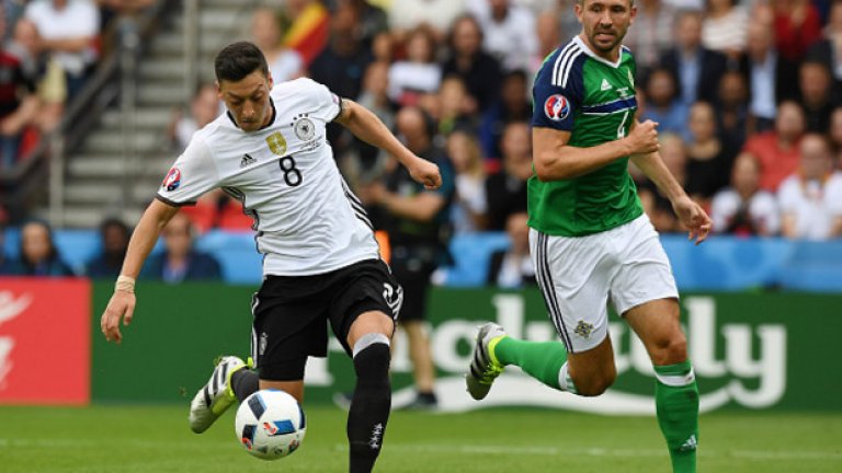 12. Месут Йозил (Германия). Това е човекът, който превръща добрия отбор в страхотен. В големия футбол разликите са от порядъка на 5-10%, а Месут осигурява точно това. Точността на пасовете му срещу Северна Ирландия бе 99%. Непрекъснато създава положения за съотборниците си.