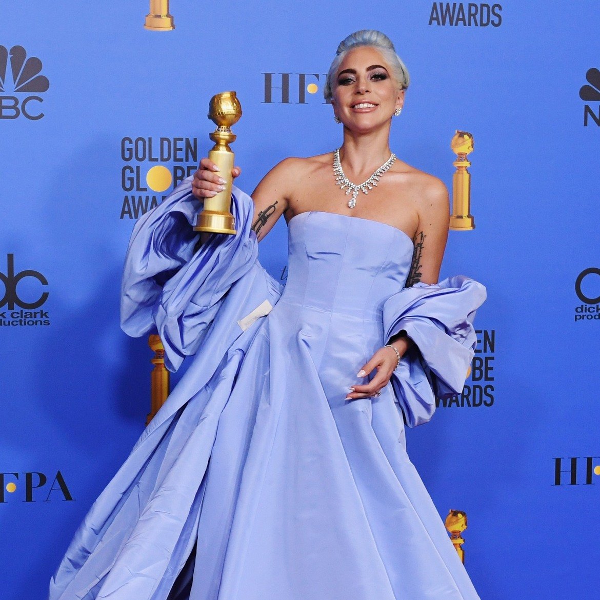 Лейди Гага впечатли с рокля на Valentino, която според някои има за цел да отдаде почит на рокля, носена от Джуди Гарлънд в оригинала на "Роди се звезда" от 1954-а.