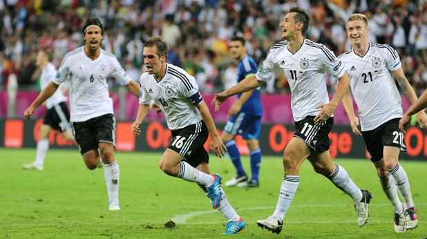 Сами Кедира, Филип Лам, Мирослав Клозе и Марко Ройс отбелязаха головете за победата на Германия с 4:2 над Гърция, като трима от тях влязоха в символичната единайсеторка