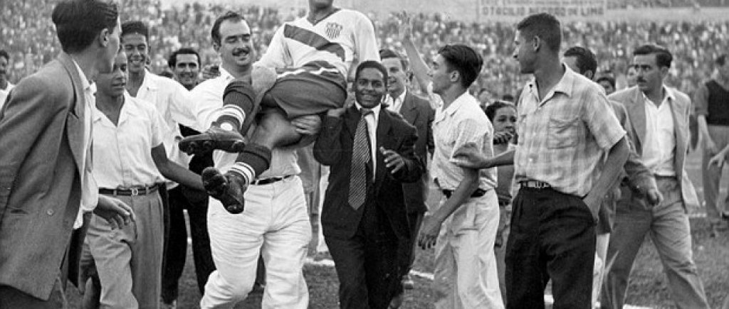 2. САЩ - Англия 1:0, групова фаза на Мондиал 1950, 1950 г.
Стенли Матюс, Том Фини и Били Райт са имена, които превръщат Англия в абсолютен фаворит, но аматьорите от Щатите побеждават и сътворяват една от най-големите сензации в историята дотогава.