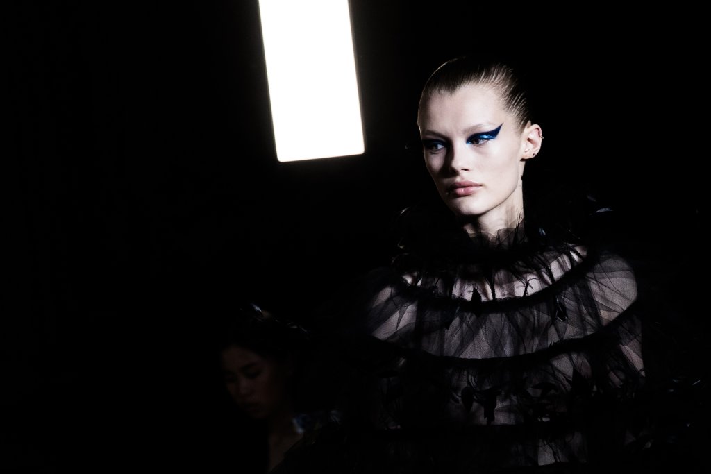 Плътната очна линия се завърна на модните подиуми това лято