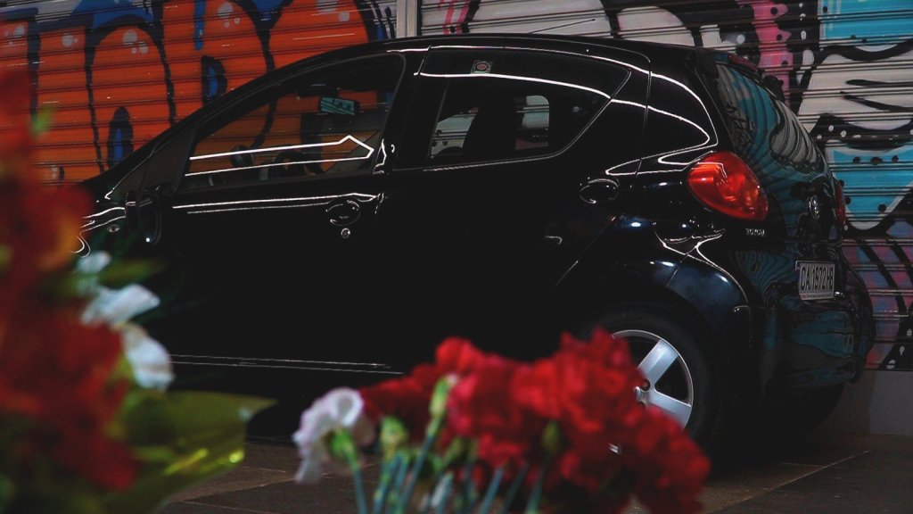 Кола "паркира" в подлеза до БНТ (СНИМКИ) 😁