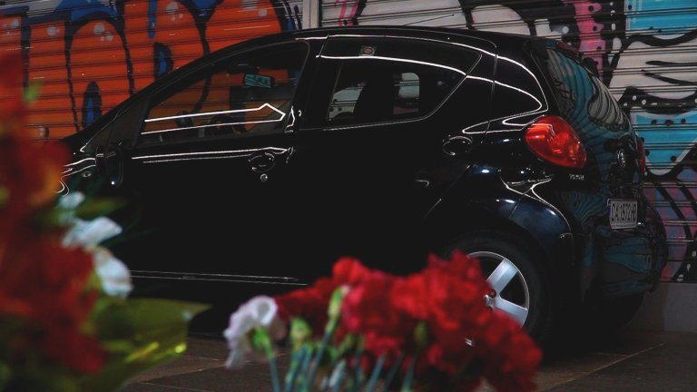 Кола "паркира" в подлеза до БНТ (СНИМКИ) 😁