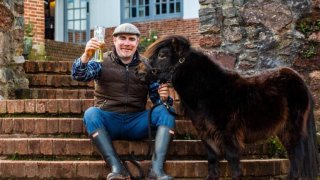 Английско село си избра нов кмет - пони, което обича да пие Гинес