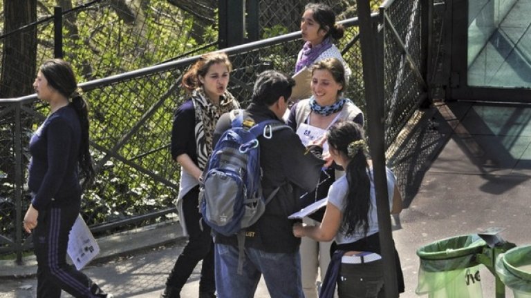 Подписи "за благотворителност". Това е най-популярното циганско мошеничество в Париж. Събират подписи за инвалиди, деца, бежанци - в случая конкретиката няма никакво значение. Към вас се приближава жена, която протяга някакъв лист с таблица и няколко подписа. Тя ви убеждава, че само срещу един автограф ще преборите част от несправедливостта на този свят. След това се оказва, че всеки участник в подписката трябва да се раздели с минимум 10 евро. Но това не е най-лошото. По правило от благотворителното ви дело се оказват привлечени поне няколко джебчийки, които незабелязано почистват джобовете на щедрите туристи.