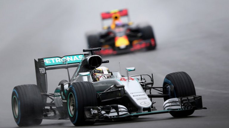 Хамилтън се поздрави с първата си победа в Бразилия в страхотно състезание и съкрати аванса на Розберг на 12 точки.