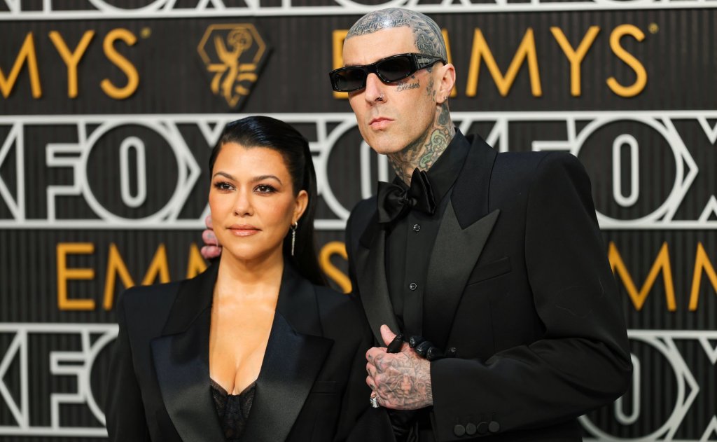 Травис Баркър
Кортни Кардашиян също откри щастието след дългогодишната си и турбулентна връзка със Скот Дисик – катастрофа, на която феновете бяха преки свидетели в риалитито Keeping Up with the Kardashians. През 2022 г. тя сключи брак с барабаниста на Blink-182 Травис Баркър, а пищната им церемония се стана в повод за сериозен скандал с Ким и се превърна в неизчерпаем източник на мемета.
Въпреки горчивите спомени от миналото, Кортни е категорична, че е намерила любовта на живота си. Тя изглежда напълно необезпокоена от факта, че съпругът ѝ вероятно е най-малко успешният във финансово отношение след обновяването на списъка с мъже в клана Кардашиян-Дженър.