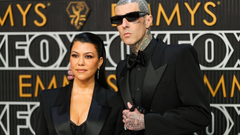 Травис Баркър
Кортни Кардашиян също откри щастието след дългогодишната си и турбулентна връзка със Скот Дисик – катастрофа, на която феновете бяха преки свидетели в риалитито Keeping Up with the Kardashians. През 2022 г. тя сключи брак с барабаниста на Blink-182 Травис Баркър, а пищната им церемония се стана в повод за сериозен скандал с Ким и се превърна в неизчерпаем източник на мемета.
Въпреки горчивите спомени от миналото, Кортни е категорична, че е намерила любовта на живота си. Тя изглежда напълно необезпокоена от факта, че съпругът ѝ вероятно е най-малко успешният във финансово отношение след обновяването на списъка с мъже в клана Кардашиян-Дженър.