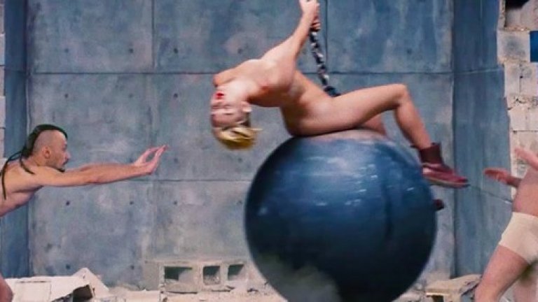 В клипа вокалистите на "Дубиоза Колектив" сеят хаос из интернет пространството и дори нахлуват при Майли Сайръс по време на нейното откровение в Wrecking Ball