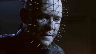 1. Hellraiser / Хелрейзър (1987)
Оригиналният филм от 1987 г. е считан от някои за един от най-добрите хоръри на всички времена. Той разказва за мъж на име Франк, който намира смъртта, озовавайки се в алтернативно измерение. По-късно обаче Франк е съживен и се нуждае от кръв, за да върне старото си тяло. Първият "Хелрейзър" е хорър класика, но при условие, че има още 8 други филма от франчайза, познайте колко от тях са добри? Точно така - заложете на оригинала.