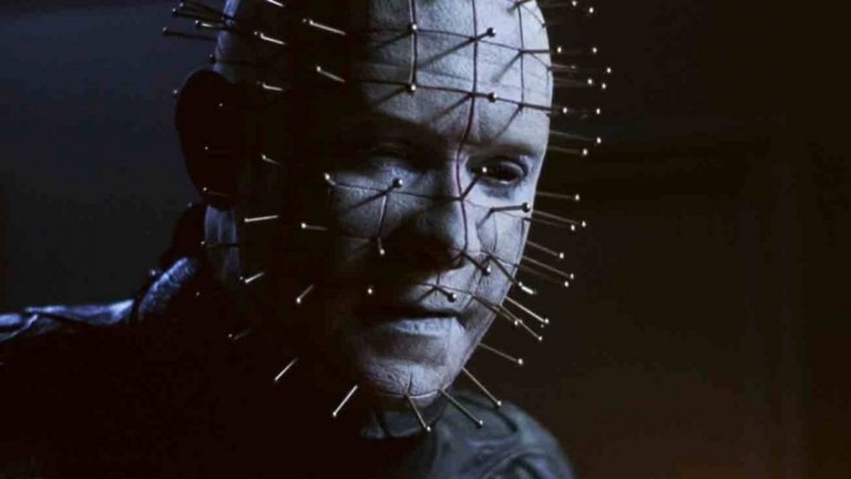 1. Hellraiser / Хелрейзър (1987)

Оригиналният филм от 1987 г. е считан от някои за един от най-добрите хоръри на всички времена. Той разказва за мъж на име Франк, който намира смъртта, озовавайки се в алтернативно измерение. По-късно обаче Франк е съживен и се нуждае от кръв, за да върне старото си тяло. Първият "Хелрейзър" е хорър класика, но при условие, че има още 8 други филма от франчайза, познайте колко от тях са добри? Точно така - заложете на оригинала.