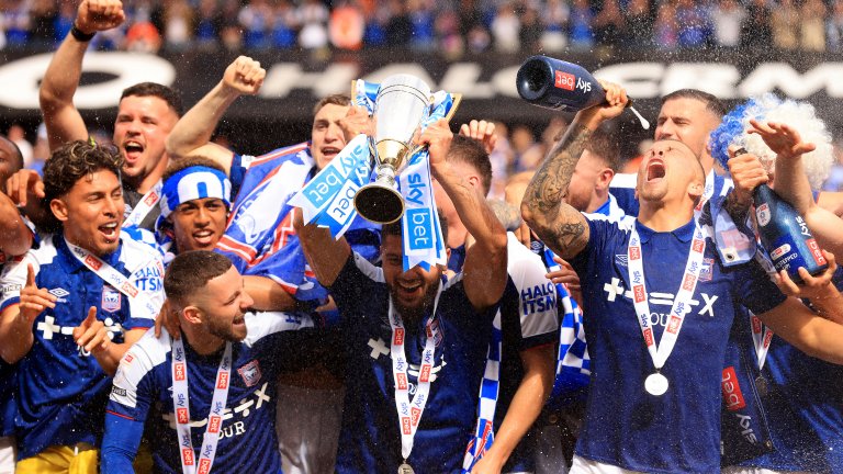 Любимият отбор на Ед Шийрън се завърна в елита и изравни постижение на Манчестър Сити