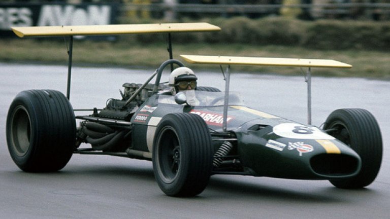 Brabham BT26 от 1968 година
В края на 60-те години тимовете във Формула 1 търсят начин как да впрегнат въздушните потоци около и над болидите, за да получат по-добро или някакво аеродинамично притискане. Тогава се е смятало, че „полезните” и „чисти” въздушни потоци минават доста над колата, а крилата получават наименования като „етажерки” и „гилотина” – второто се е наложило заради разполагането на крило точно пред пилота. Тези крила обаче не винаги са били достатъчно сигурно закрепени и заради опасността да паднат ФИА бързо ги забранява.