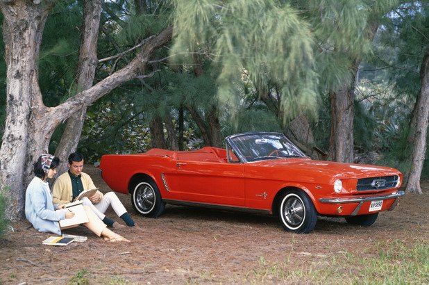 Ford Mustang Кабриолет от 1965-та След пролетния си дебют през 1964-та на Международния панаир в Ню Йорк, Ford Mustang бързо се превръща в най-любимата и масова американска кола в историята, а липсата на покрив само засилва нейния чар