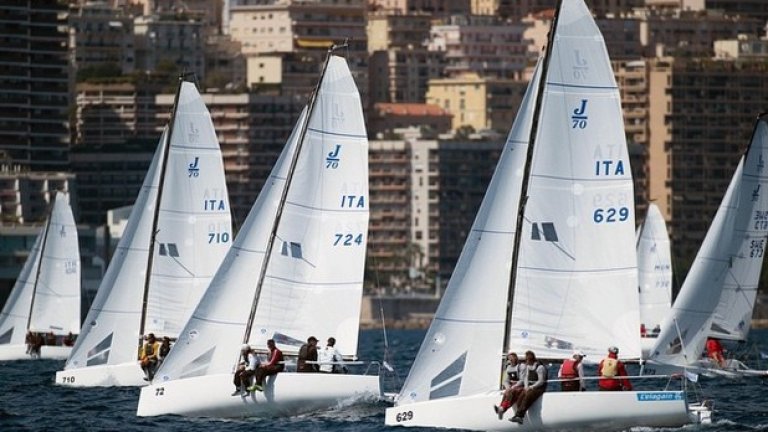 Yacht club de Monaco
Този клуб е за онези, които наистина имат високи изисквания за членство. Не само че трябва да сте с добри връзки, заможен, да имате двама членове, които да ви подкрепят, но и трябва да знаете това-онова за ветроходството. С лошо око се гледа на не-безупречното владеене на френски език, а за практически неприемливо се счита да нямате собствен фамилен герб.
Клубът е основан през 1953 от принц Рение и е средище на традициите (уеб сайтът на клуба възхвалява посветеността му на "запазването на специфична етика, както на суша, така и на вода, и зачитането на морския етикет и запазването на околната среда")