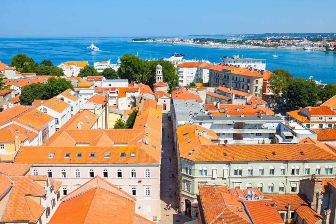 Задар
Хърватският град Задар се намира в южната част на страната, в областта Далмация. В последните дни на лятото времето в Задар е около 26-30 градуса, което означава, че ще избегнете най-големия наплив на туристи към Хърватия. Друг плюс е, че градът е по-евтината дестинация в сравнение с много популярния Дубровник.