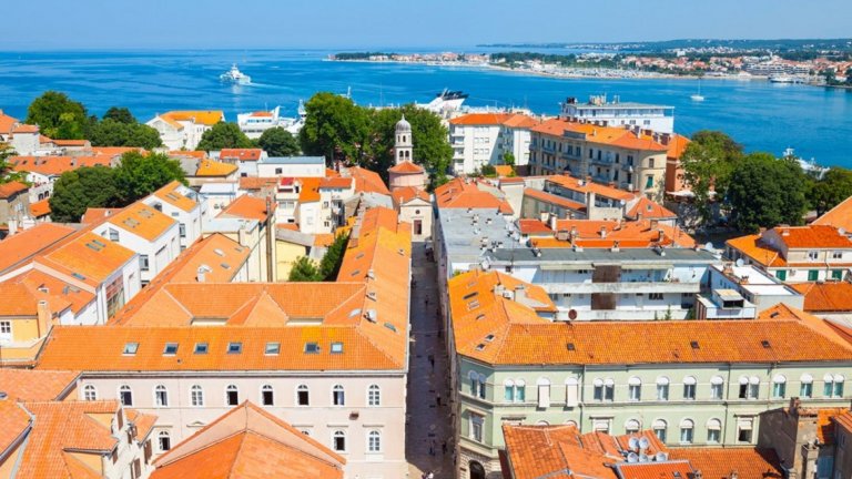 Задар
Хърватският град Задар се намира в южната част на страната, в областта Далмация. В последните дни на лятото времето в Задар е около 26-30 градуса, което означава, че ще избегнете най-големия наплив на туристи към Хърватия. Друг плюс е, че градът е по-евтината дестинация в сравнение с много популярния Дубровник.
