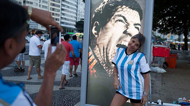 Чудовище Суарес хапе фенове на Копакабана