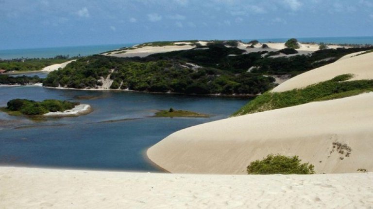 Докато стоите сред гигантските пясъчни дюни на плажа Генипабу в Бразилия, ще си помислите, че сте в пустинята. Сред атракциите тук е возене на камила и каране на сендборд – пясъчен сноуборд