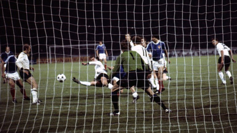 Югославия – Западна Германия 2:4, Евро 1976
Шампионите от Западна Германия вървяха към загубата, губейки с 1:2 11 минути преди края. Тогава Хайнц Флохе прави една от най-запомнящите се смени на европейските първенства. В игра влиза дебютантът Дийтер Мюлер, който с първото си докосване до топката вкарва мача в продължения, в които нанизва още два гола за победата с 4:2. Разписва се и във финала, където Германия губи от Чехословакия след изпълнение на дузпи.