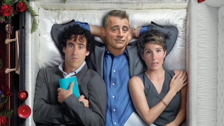 Мат ЛеБланк в Episodes
За много зрители Мат ЛеБланк завинаги ще бъде просто Джоуи от "Приятели", но той има друга много успешна роля - играе измислена версия на себе си в ситкома Episodes, за което спечели награда "Златен глобус".
Сериалът разказва за двойка британски сценаристи на хитов сериал, които получават предложение да направят амeрикански римейк.
Двамата се сблъскват с реалността на Холивуд, когато са принудени да променят идеите си и да сложат звездата от "Приятели" Мат ЛеБланк в главната роля. Episodes разказва за отношенията между сценаристите и актьора, който не се свени да се шегува със себе си.
Култова е сцената, в която прави секс с дъщеря на своя колежка и - след убеждаване от нейна страна - казва култовото "How you doin'?" по характерния за Джоуи начин, което има експлозивен резултат.