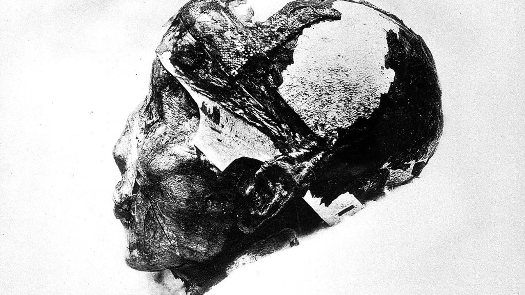 1254px-Tutankhamun's_mummified_head