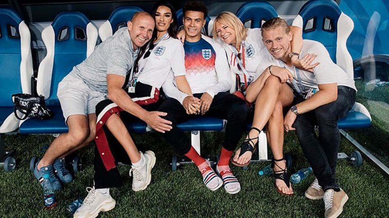 Родителите му са английска алкохоличка и нигерийски милионер, а животът на Деле Али е драма. От тежките!