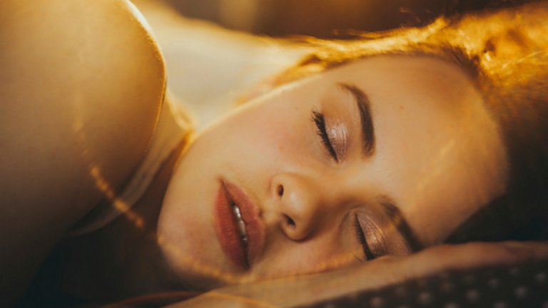 2. Настройте съзнанието си
Угасете лампите най-малко 15 минути преди лягане.
Изключете допълнителни шумове, светлини и разсейване.
Може да включите вентилатор или успокояваща инструментална музика, за да настроите околната среда, така че да ви бъде възможно най-удобна.
Опитайте се да направите това своя рутина, за да кажете на тялото си, че е време да спи и да му помогнете да се настрои в режим на почивка, всеки път като си лягате.