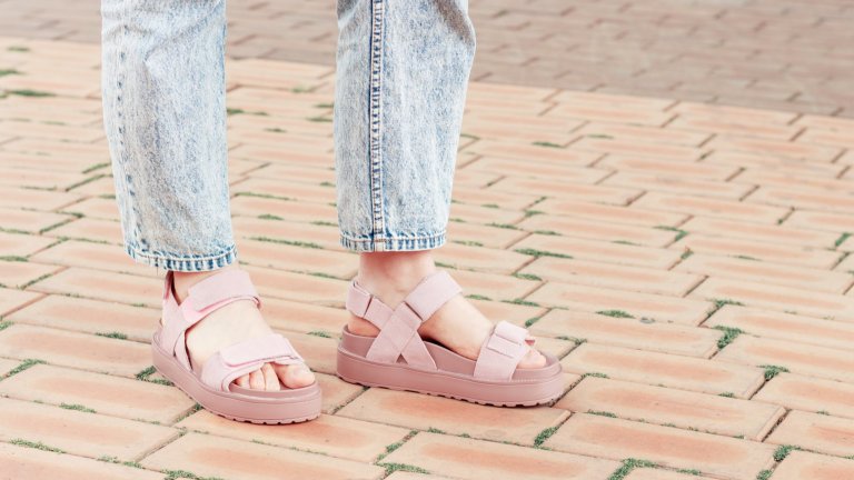 Сандали с дебели подметкиМнозина настръхват при вида им, но няма какво да си кривим душата - сандалите с тежки, дебели подметки в момента са супер хит. Като цветове най-модерни са розовото и лилавото, а колкото по-масивни изглеждат сандалите, толкова по-добре.