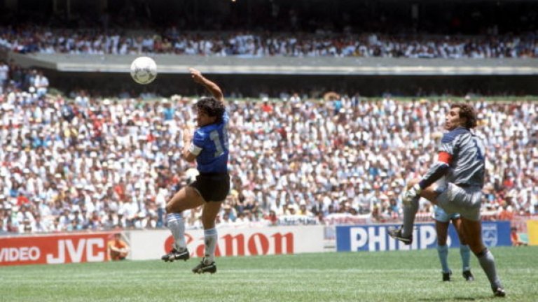 И разбира се един от най-паметните моменти в историята на футбола - "Божията ръка" на Диего Армандо Марадона срещу Англия през 1986-а