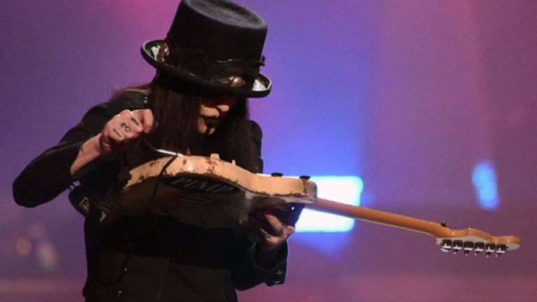 Mick Mars от Motley Crue

Той е извънземен. Буквално. И приятелите му го казват, и в интернет го пише.