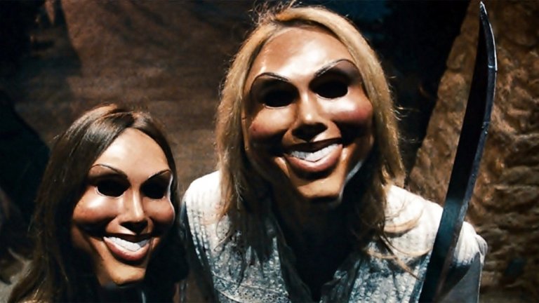 The Purge
Първият филм от поредицата, макар да има най-яркия кастинг, е и най-постен откъм осъществяване на първоначалната идея. Един ден в годината, в продължение на 12 часа в САЩ всяко престъпление е позволено от закона - специфична форма на пречистване на обществото от собствените му демони, но също така и от бедните, бездомниците и досадните съседи. Вместо да използва максимално актьорския потенциал на Итън Хоук и Лина Хийди, разгръщайки този странен и ужасен свят, режисьорът Джеймс Демонако залага на просто поредния ужас, в който група злодеи се опитват да проникнат в къщата на невинно семейство. С прилежащото към жанра количество кървища и убийства. На практика целият творчески потенциял на филма се съсредоточава именно в различните и пъстри начини да бъде отнет човешки живот на екран.