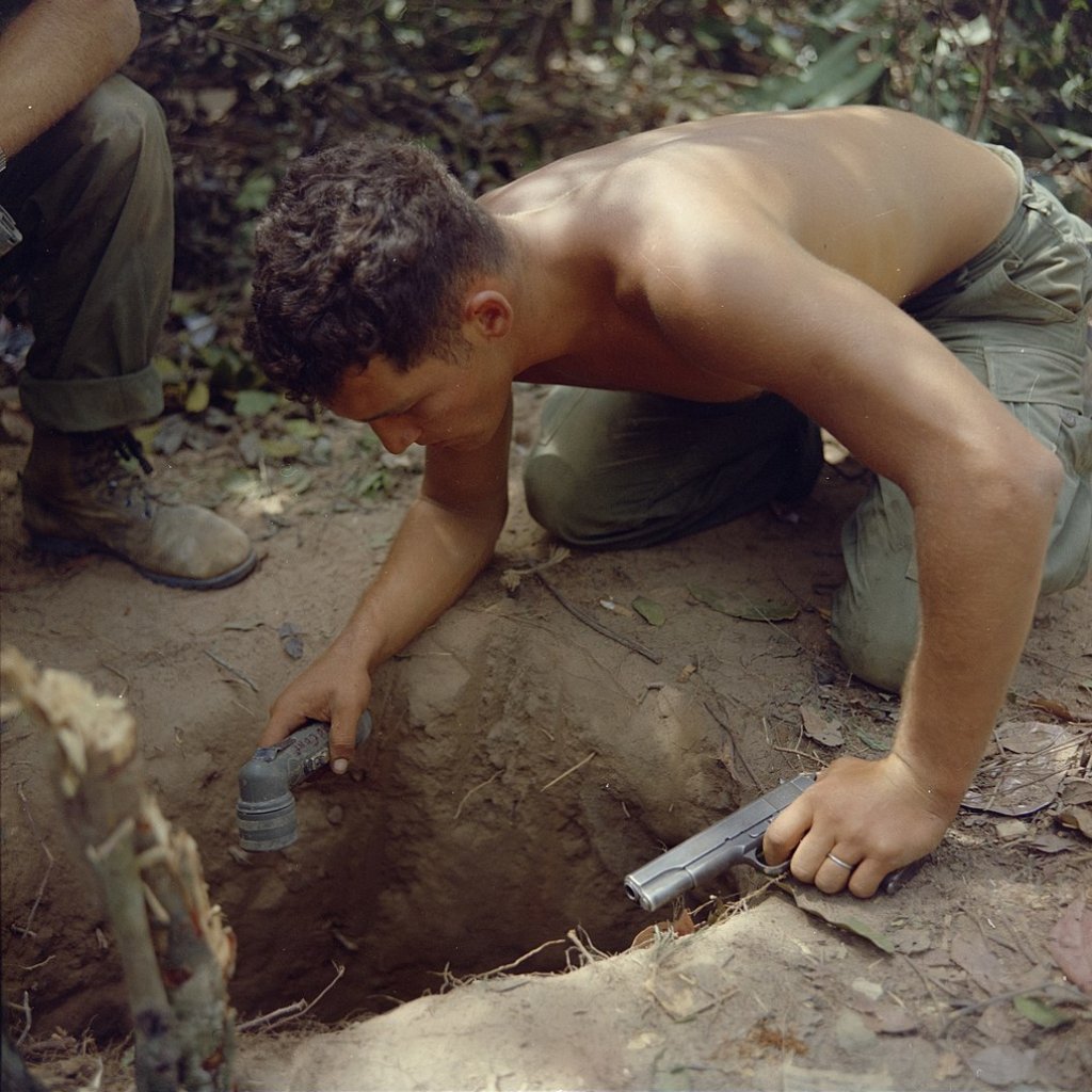 1017px-NARA_111-CCV-529-CC38112_Ronald_A._Payne_checking_tunnel_entrance_Operation_Cedar_Falls_1967