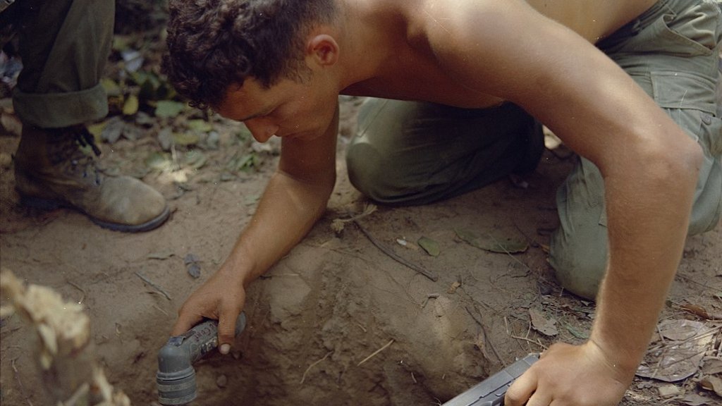 1017px-NARA_111-CCV-529-CC38112_Ronald_A._Payne_checking_tunnel_entrance_Operation_Cedar_Falls_1967
