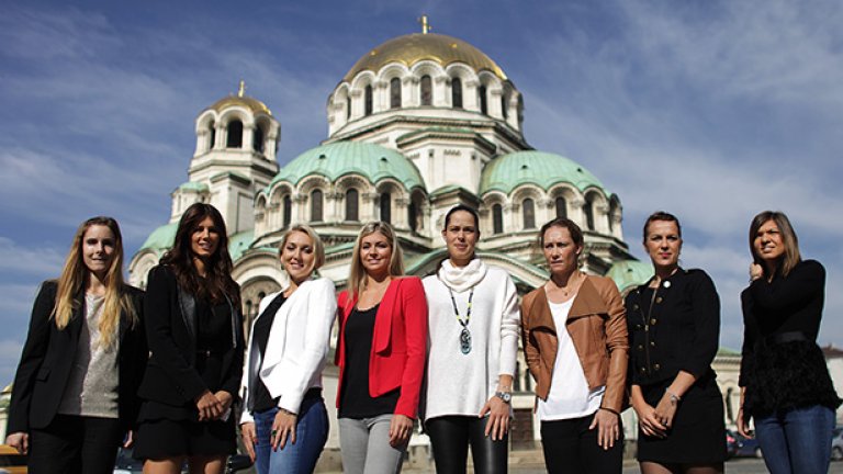 Осемте състезателки се снимаха пред един от символите на столицата - храм паметникът "Александър Невски".