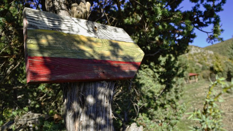 Пътеката към пещерата е добре маркирана, а на няколко ключови места са изградени и беседки за отдих.