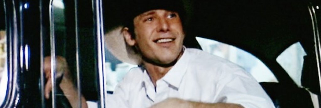 6. Американски графити (American Graffiti, 1973)
Един от ранните филми на Джордж Лукас, при това продуциран от самия Копола. И става дума за филм, който не е фатастичен, а по-скоро филм за младежи. Точно какъвто е и Харисън Форд по това време – млад актьор без особено много ангажименти. Интересното е, че той бива нает за ролята, защото работи като строителен работник в дома на Лукас. Оказва се, че момчето има талант – и ролята на харизматичния Боб Фалфа в тази комедийна драма го изстрелва право под прожекторите в Холивуд.