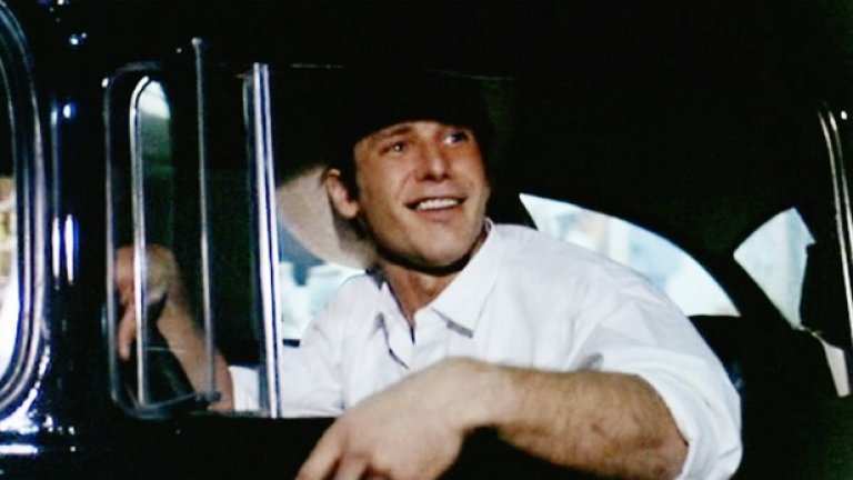 6. Американски графити  (American Graffiti, 1973)
Един от ранните филми на Джордж Лукас, при това продуциран от самия Копола. И става дума за филм, който не е фатастичен, а по-скоро филм за младежи. Точно какъвто е и Харисън Форд по това време – млад актьор без особено много ангажименти. Интересното е, че той бива нает за ролята, защото работи като строителен работник в дома на Лукас. Оказва се, че момчето има талант – и ролята на харизматичния Боб Фалфа в тази комедийна драма го изстрелва право под прожекторите в Холивуд.