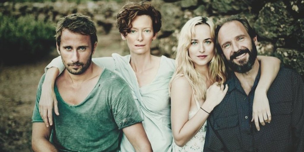 „Голямото плискане“/A Bigger Splash е един от филмите на годината - с невероятен актьорски състав и история, филмът се основава върху френския „Басейнът“ от 1969 година. 