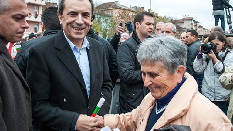 Несвойствено слабо охраняван, премиерът Орешарски беше атакуван от всички посоки от желаещи да се ръкуват с него